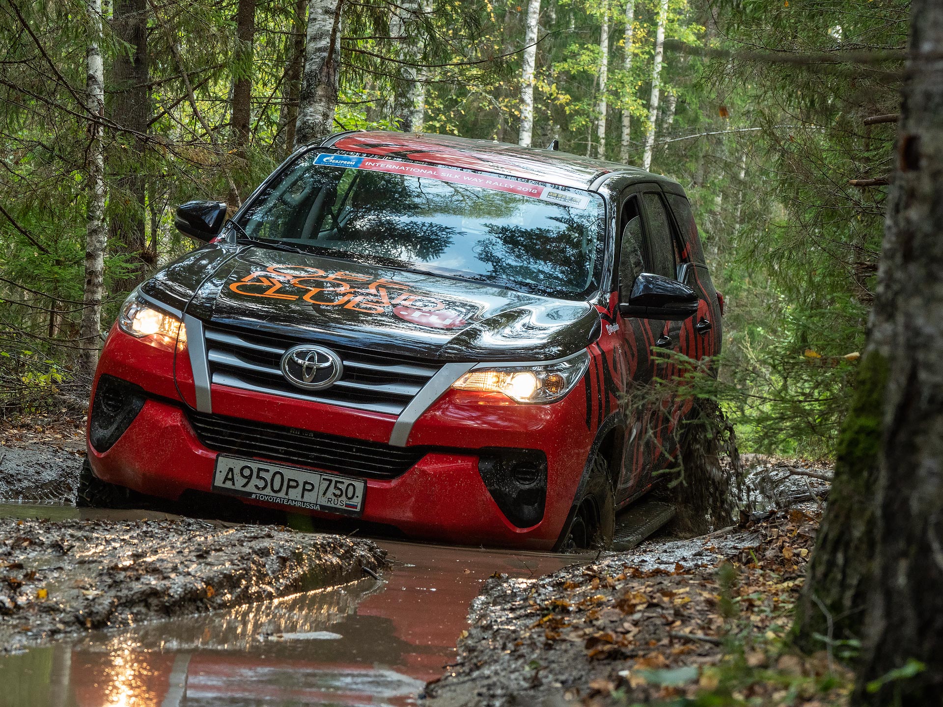Засадить в этой колее Fortuner удалось только специально уперевшись передними колесами и на заднем приводе. На новой МТ-шке Форч слишком упорно ехал вперед.