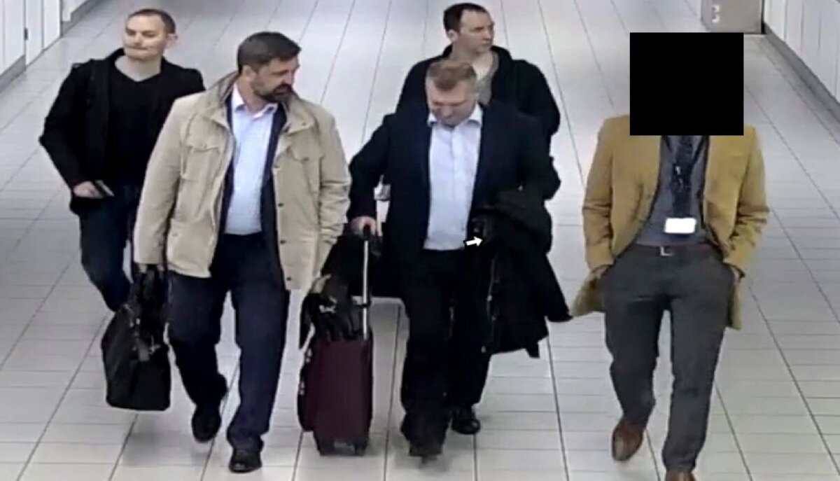 Евгений Серебряков, Алексей Минин, Олег Сотников, Алексей Моренец и сотрудник российского посольства в аэропорту Схипхол в Нидерландах, 10 апреля 2018 года