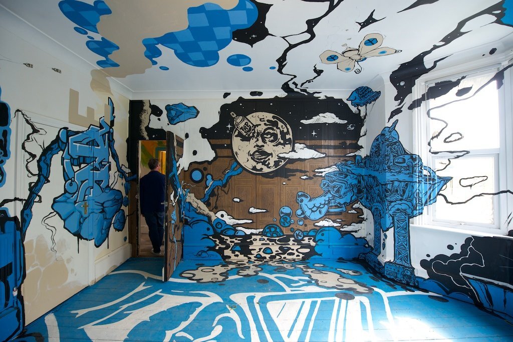 We painted the room. Разрисованные стены. Разрисованные стены в комнате. Граффити на стене в квартире. Расписать стену в комнате.