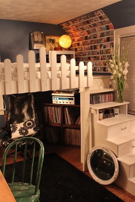 В одной комнате создана иллюзия второго этажа. Освобождает много пространства из под кровати, визуально увеличивает комнату.