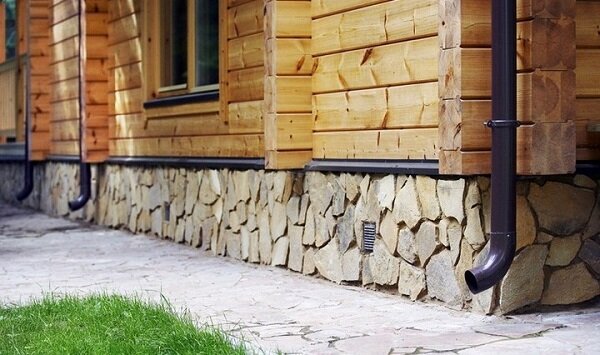 Бутовый камень прекрасно сочетается с другими строительными материалами