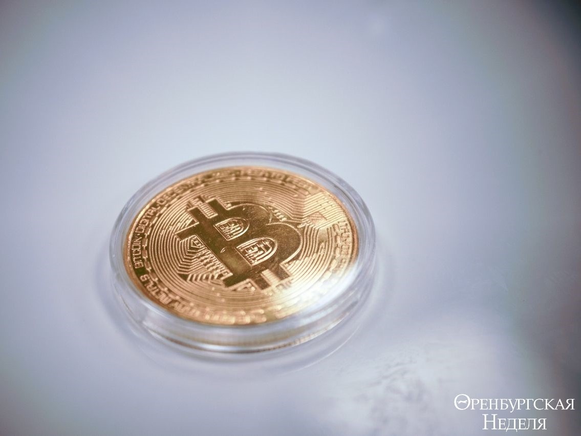 Единичный случай, когда биткоин можно потрогать. Фото Дмитрия Чернова 