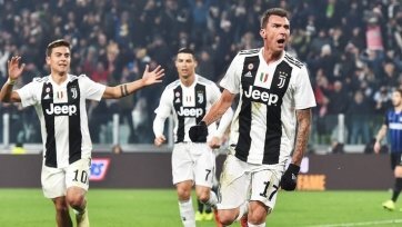 Фото: PAP1. «Ювентус» продолжил победное шествие в Серии А, скромненько, но со вкусом обыграв «Интер». Отрыв от занимающего второе место «Наполи» достиг 11 очков. При этом «Старая Синьора» повторила за «ПСЖ» лучший старт сезона в лучших пяти лигах Европы (43 балла в 15 турах).
