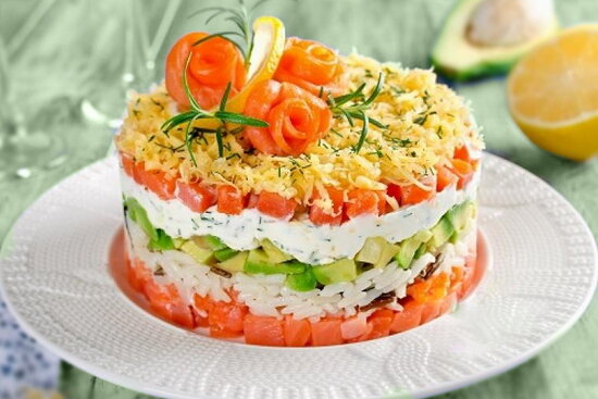 Сегодня хочу рассказать вам, как приготовить праздничный салат с семгой.