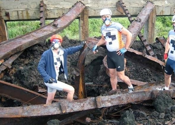 Вулкана Ояма, находятся в центре острова, извергает ядовитый газ (двуокись серы), поэтому без противогаза жителям просто не обойтись.
