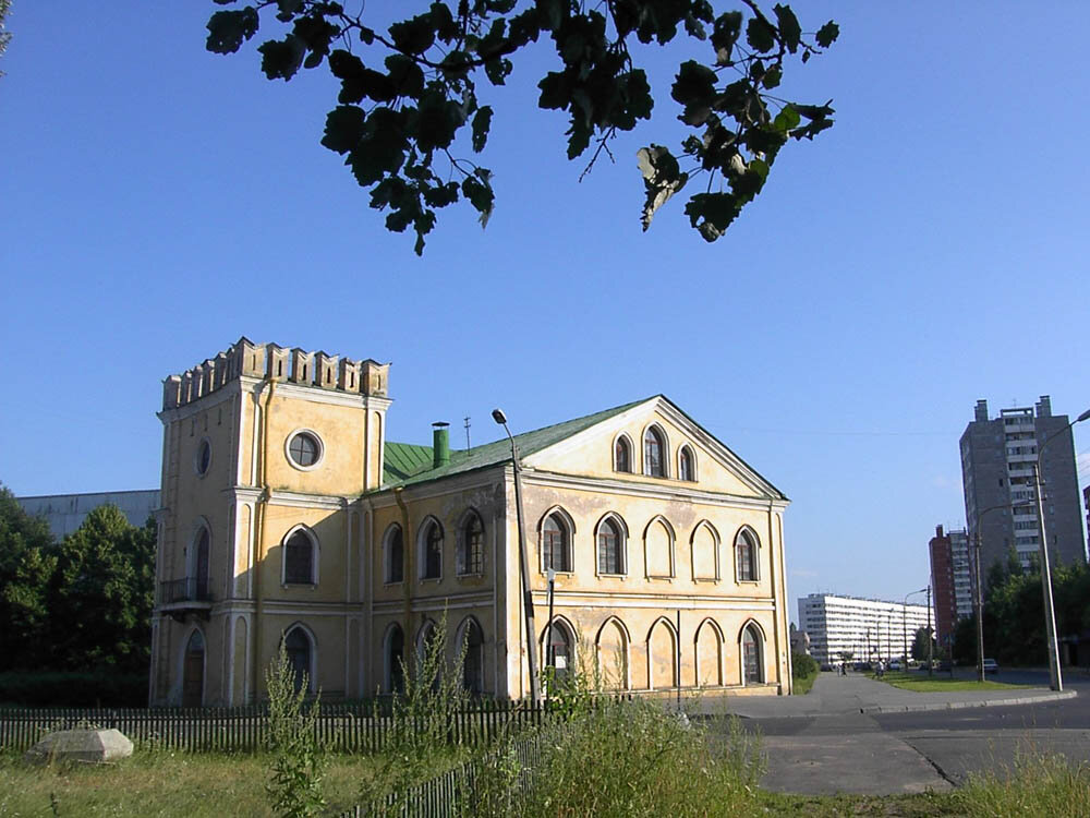 Улица чекистов санкт петербург. Усадьба Новознаменка Готический дом. Чекистов 13 СПБ Готический дом. Библиотека усадьбы Новознаменка. Усадьба Новознаменка на улице Чекистов.