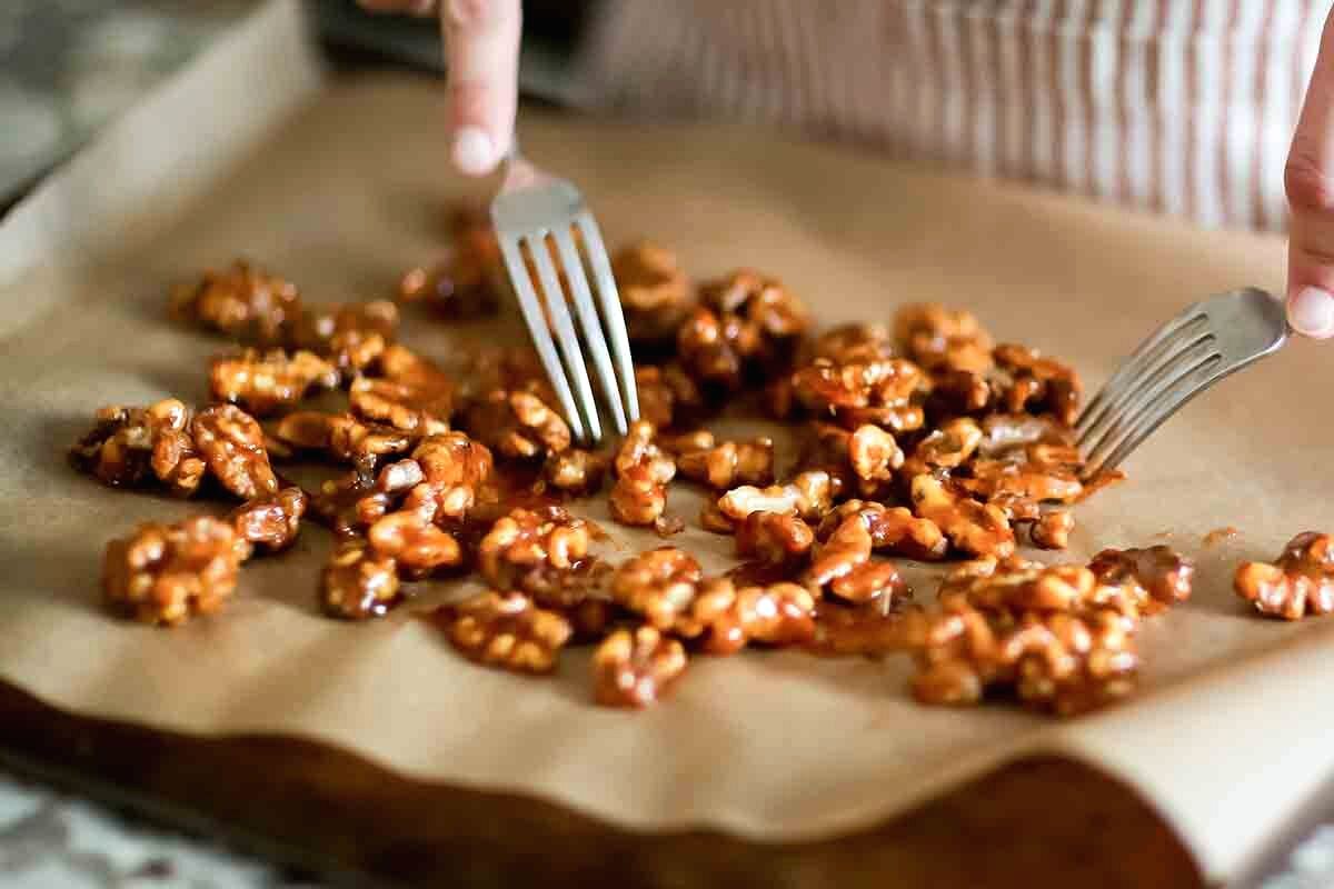 грецкий карамель. грецкий карамель. грецкий карамель. мягкая карамель. пралине с грецким орехом.