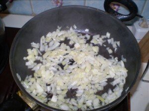 Репчатый лук нарезаем на мелкие кусочки.Порезанный лук пасеруем на растительном масле пока он не станет прозрачным.