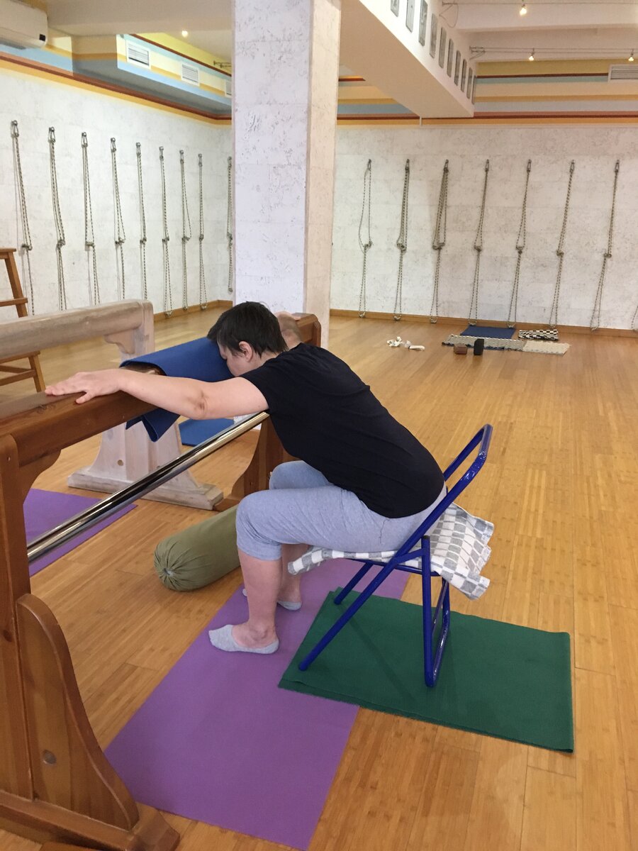 Йога - не о том, чтобы завязаться в сложносочиненный узел или затащить пятку за ухо.  Йога - умение слышать тишину внутри себя, быть «здесь и сейчас» в гармонии со своим телом. В переводе «Йога» - означает «связь, единство». 