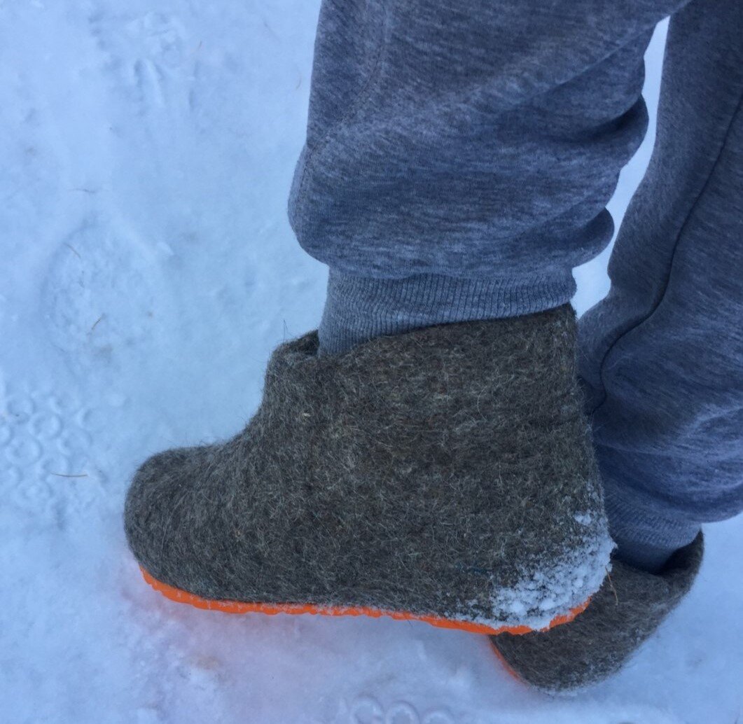 можно ли носить валенки. короткие валенки с джинсами. женщина в валенках. валенки на модных подиумах. образы с валенками.