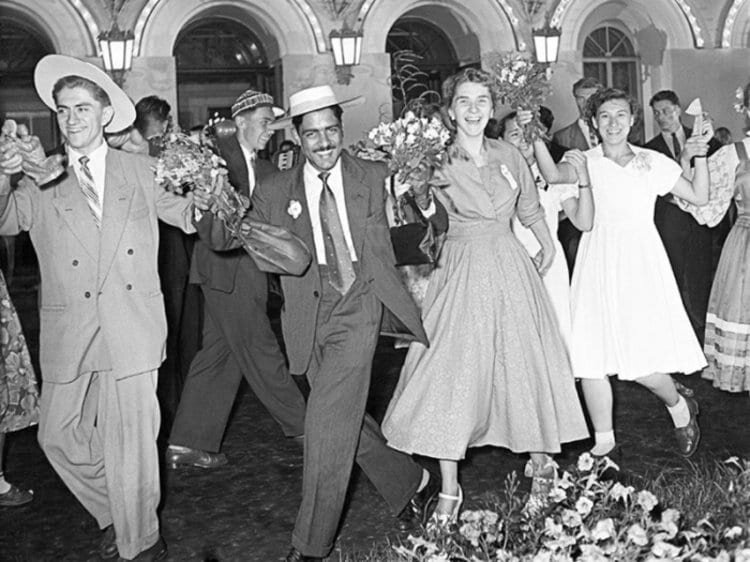 Совместный отдых советских и иностранных студентов