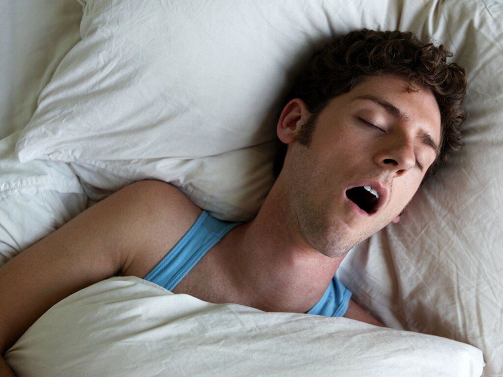 Глаза человека во время сна. Спящий человек. Сонный мужчина. Спящий парень. Спящие люди.