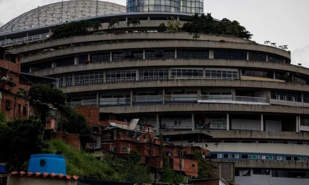 El Helicoide - удивительный торговый центр, преобразованный в тюрьму. Находится в столице Венесуэлы - Каракасе.-2