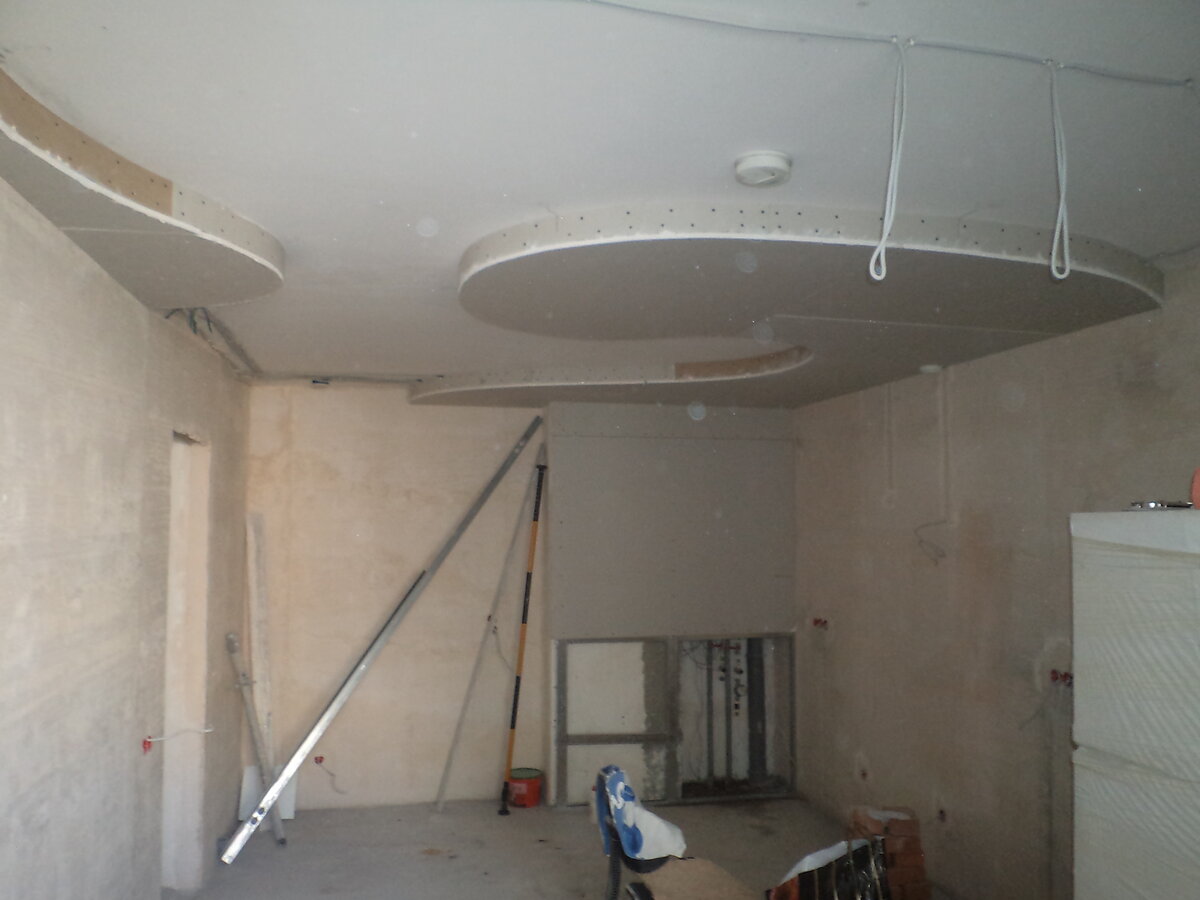 В Краснодарском крае популярны разные узоры на пололке. У гипсокартонщиков всегда есть работа. Если в квартире ровный потолок, значит ее владелец 100% не местный.