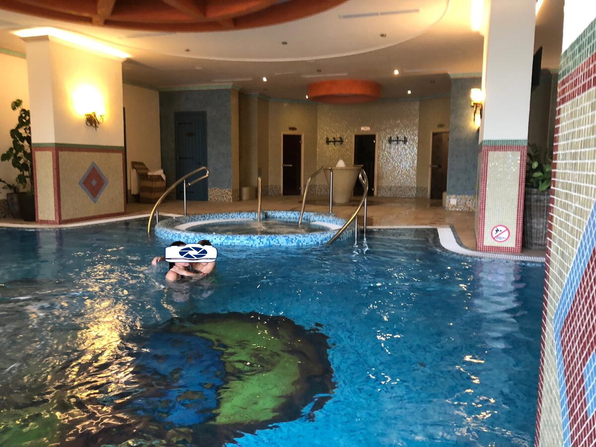 Ну вот мы и в СПА. Нам повезло мы все время были одни. Больше не кто не пришел, а нет забыл еще был дежурный спасатель внутри СПА.