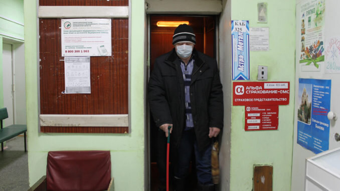 Лифт в районной поликлинике проработал 33 года, он часто выходит из строя, что создает серьезные неудобства не только для работников больницы, но, в первую очередь, для больных