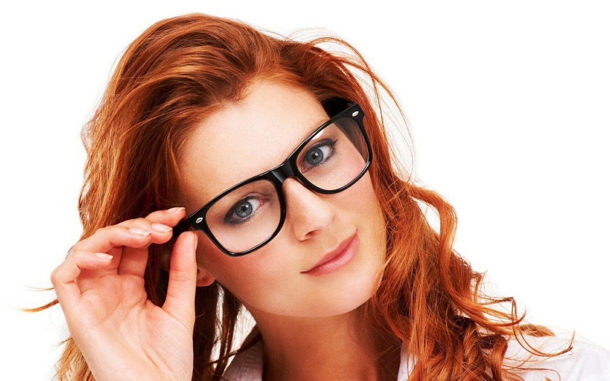 Нарушение зрения. Формы линз для очков. Глаза девушки в очках. Девушка надевает очки. Очки для близоруких.