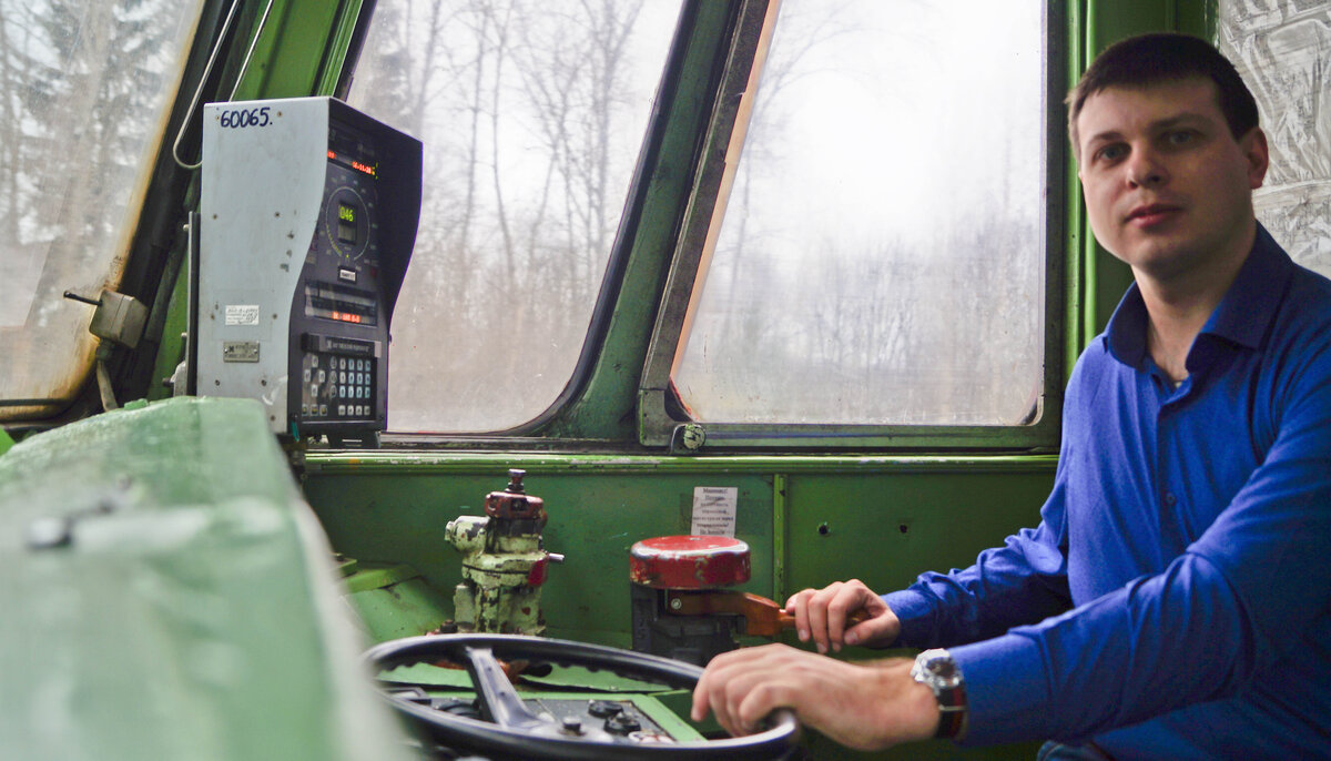 Тгм23 кабина. Машинист маневрового тепловоза. Помощник машиниста локомотива. Свежие вакансии машинист тепловоза. Помощник машиниста вакансия.