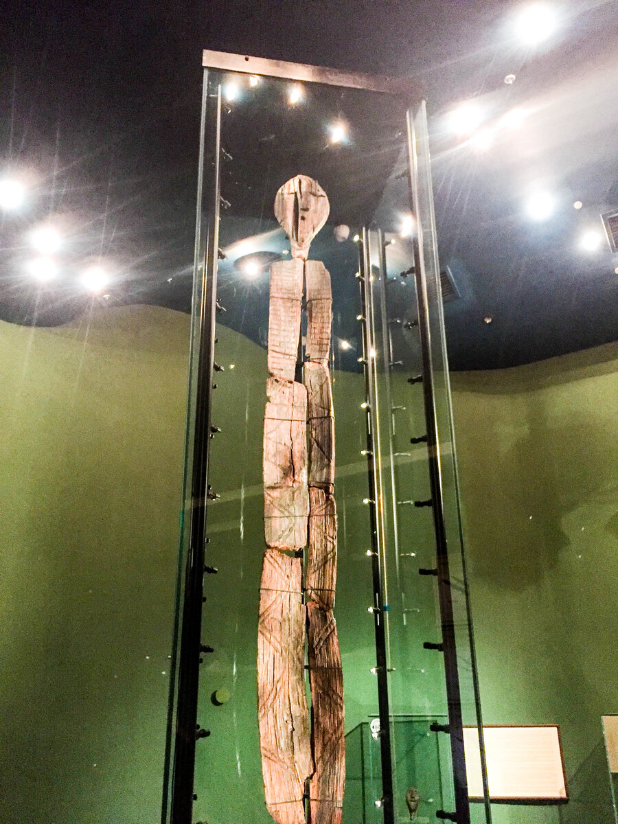 Статуя шигирский идол. Идол в музее екатеринбурга. Шигирский идол музей екатеринбург. Шигирский идол. Шигирский идол.