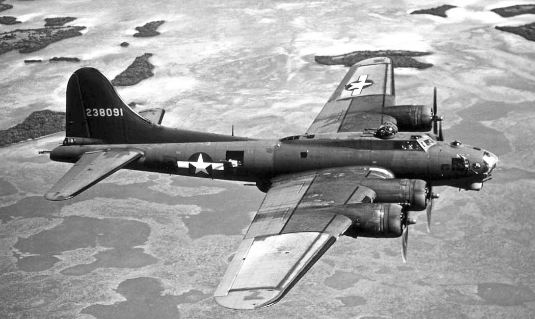 B 12 b 17. B 17 бомбардировщик. Четырехмоторные бомбардировщики второй мировой. Американские бомбардировщики 2 мировой. B17 бомбардировщик архивные.