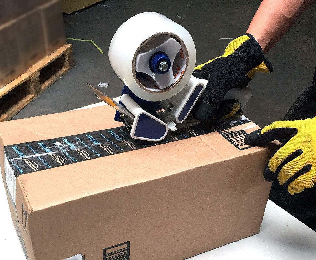 Незамысловатый стол, скотч и ножик