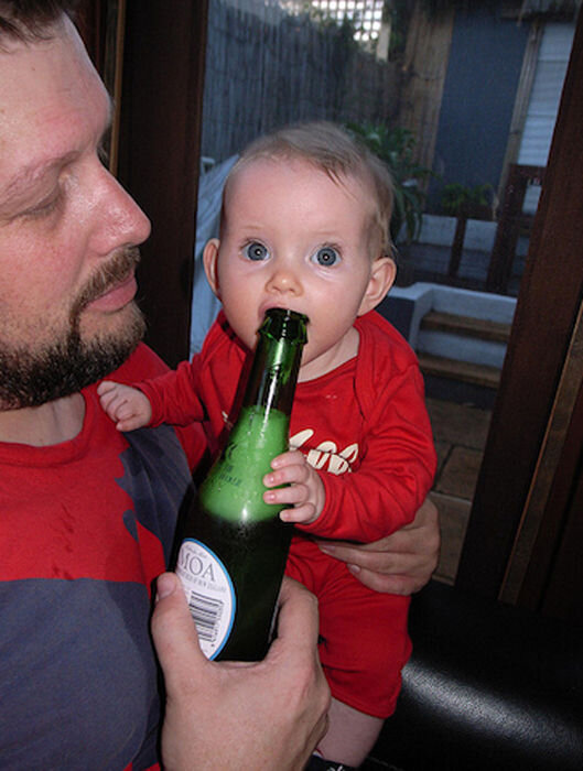 Сын пьяница. Ребенок с пивом. Отец и ребенок с пивом. Малыши алкаши.