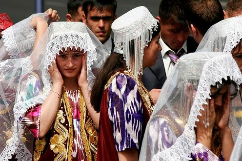 Невесты на массовой свадьбе в Таджикистане. Фото с сайта News.tj