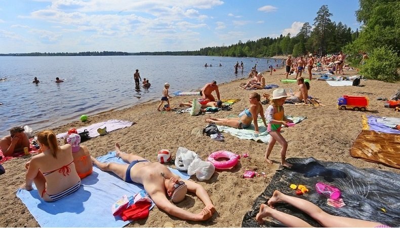 Где купаться в карелии. Пляж Пески Петрозаводск. Озеро Пески Петрозаводск. Петрозаводск пляж на Онежском озере. Петрозаводск Лососинка пляж.