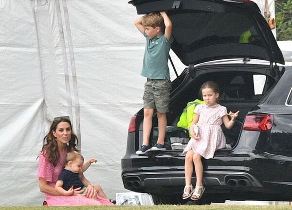Принц Гарри с женой и сыном на конном поло! Очень нежные фото