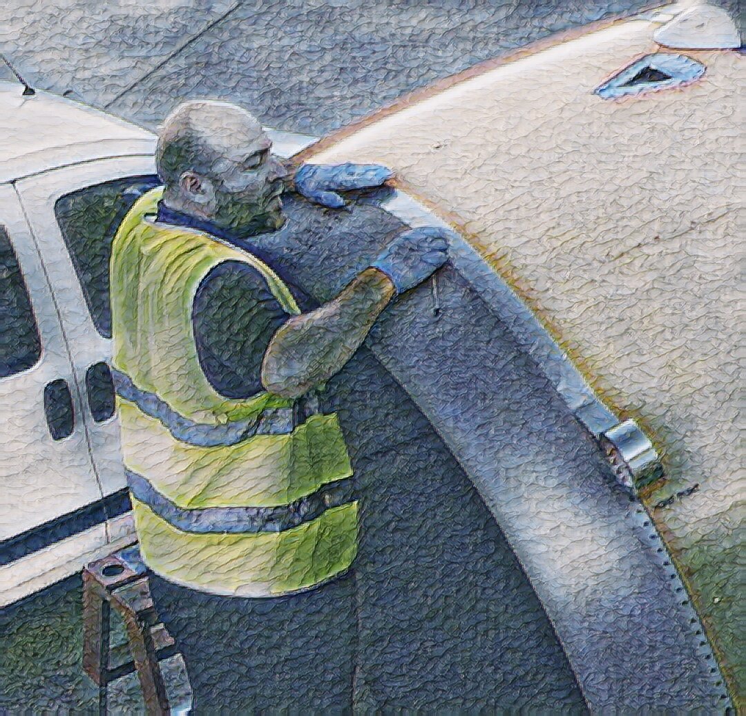 Техник обклеивает турбину скотчем прямо на клепке.