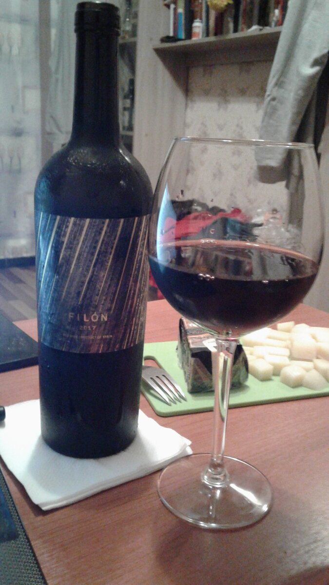 Вот оно, на фоне ужасного беспорядка. То, что позади нее горгонзола - не суть важно, обычно с такими винами ее не едят. Она лежит там просто так, честно.