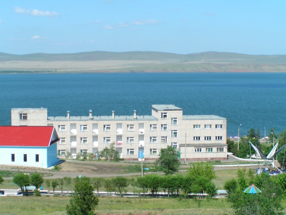 озеро Шира.На первом плане санаторий