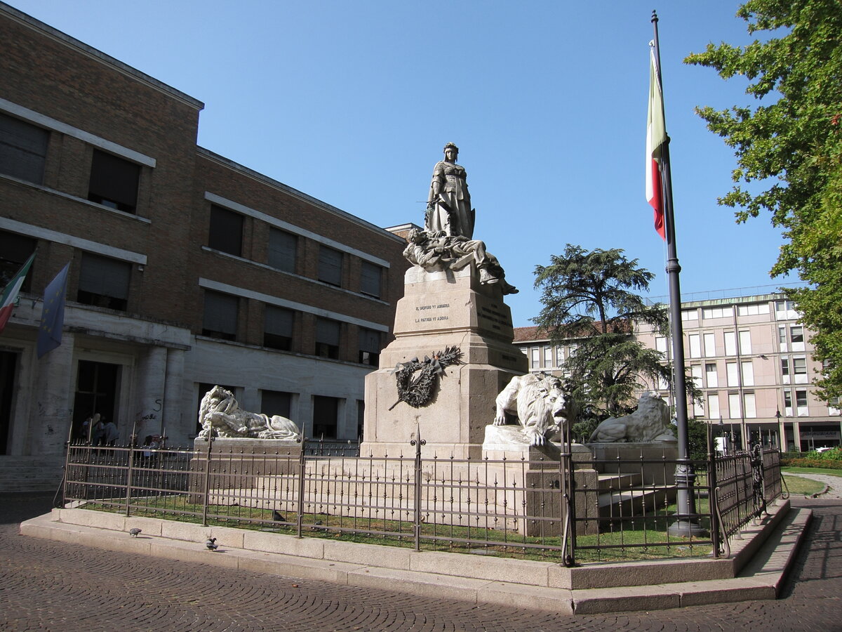 3. Монумент на площади Аниты Гарибальди