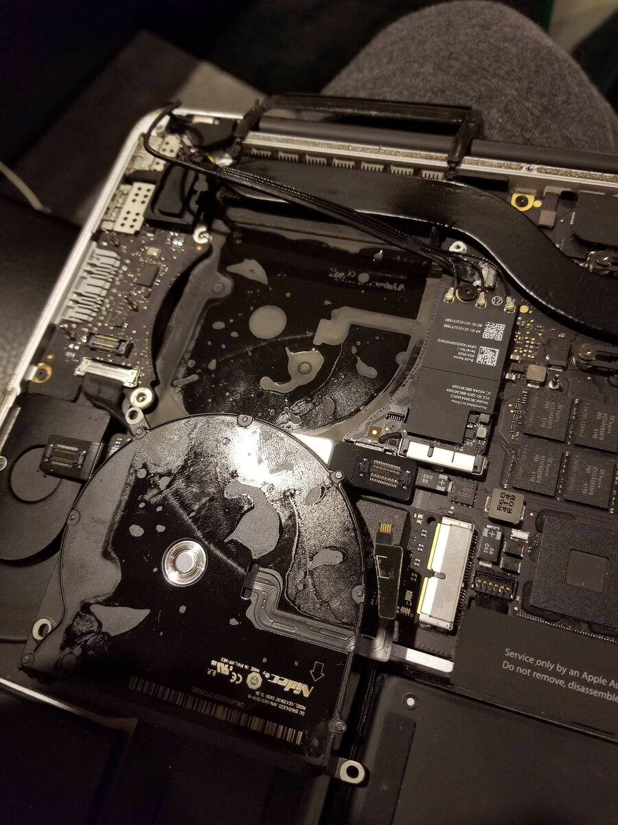 Вот так выглядят последствия жидкости. Само фото, к сожалению, не мое. Не делал тогда, так как не думал, что когда-то вот так буду рассказывать эту историю