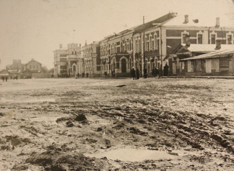 Ж/д вокзал. г. Вологда. //  Привокзальная площадь до перемощения 
Вологда: Альбом фотографий // из собрания А.В.Мухина. Источник: https://www.booksite.ru/
