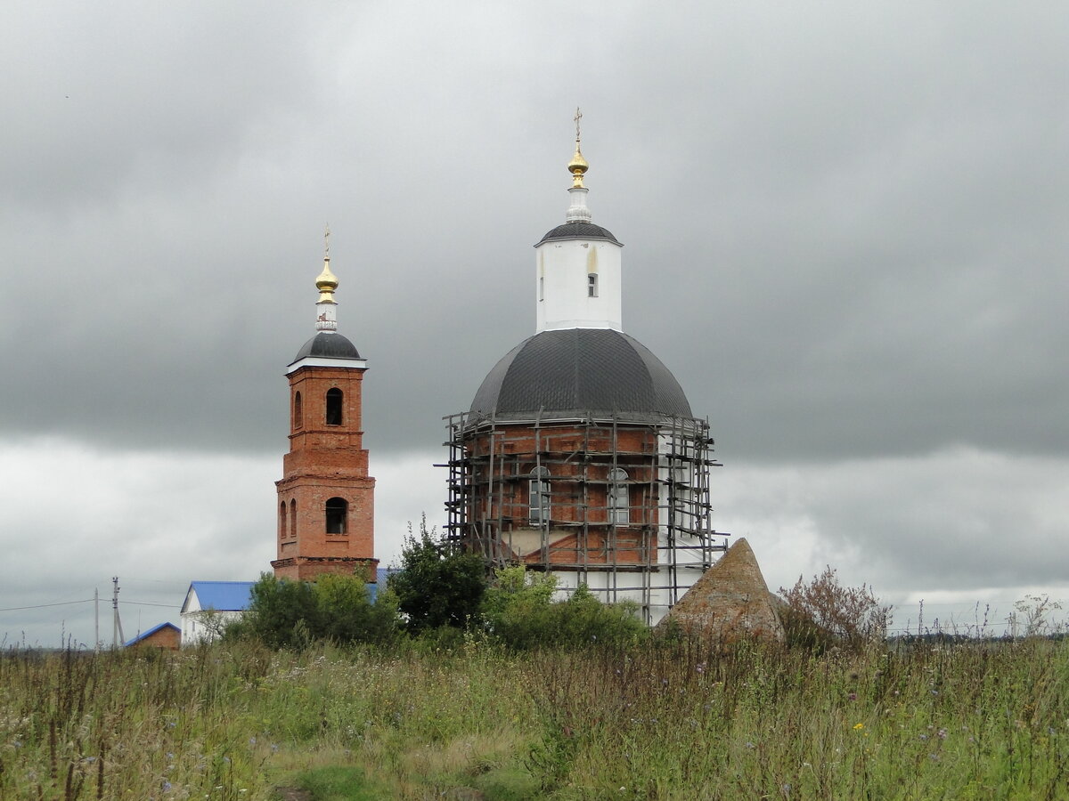 Пирамида сбоку - это куски крепости