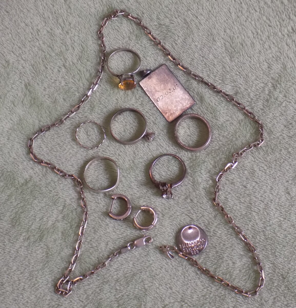 Серебряные украшения, найденные автором за один пляжно-поисковый сезон. Результат более чем скромный. Зато - прекрасный загар, и великолепная физическая форма гарантированы :) Не в деньгах счастье! :) 