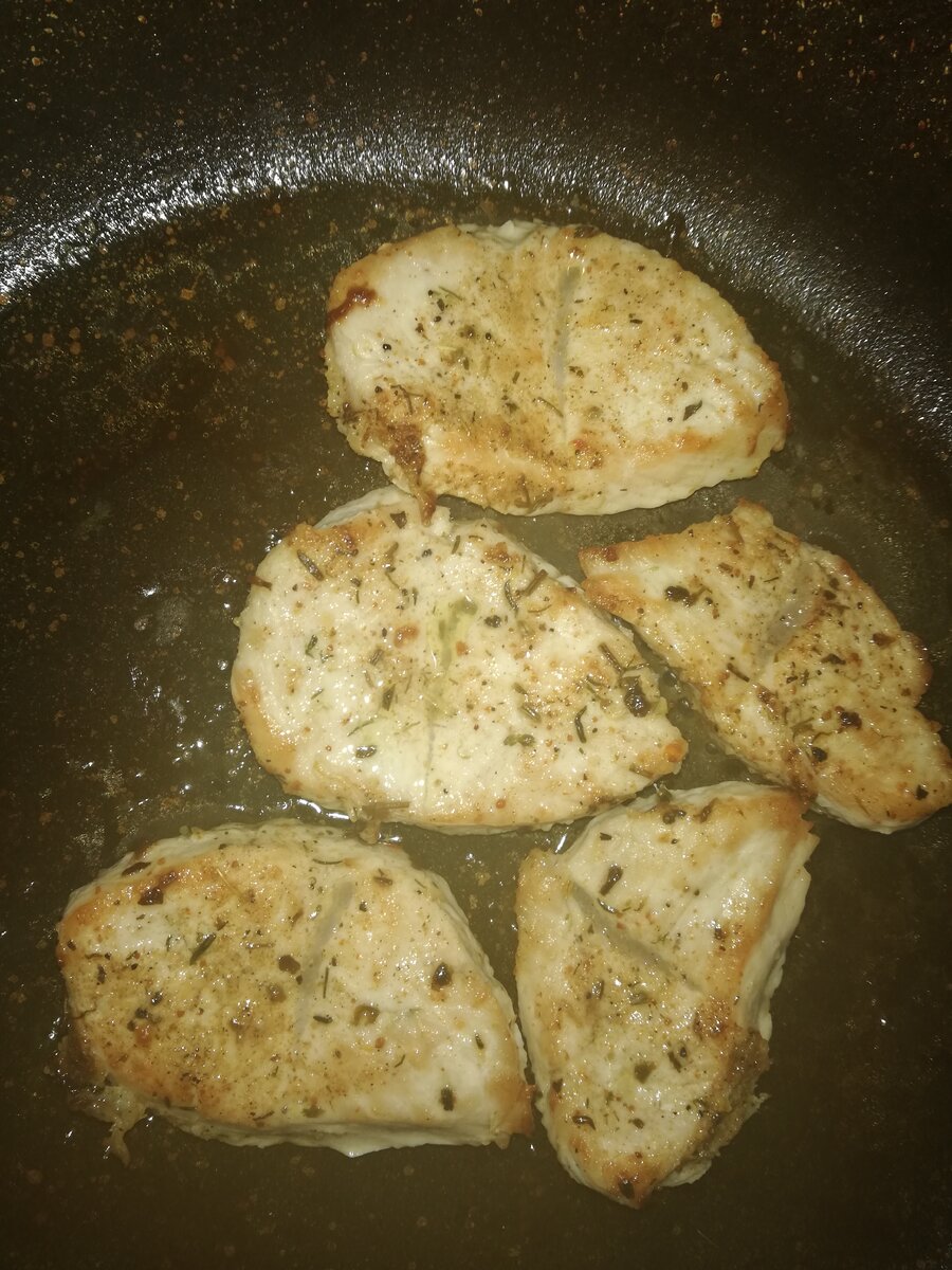 Мясо посолить, обвалять в травах и оливковом масле, можно сделать на ночь и в холодильник. Маринад готов!