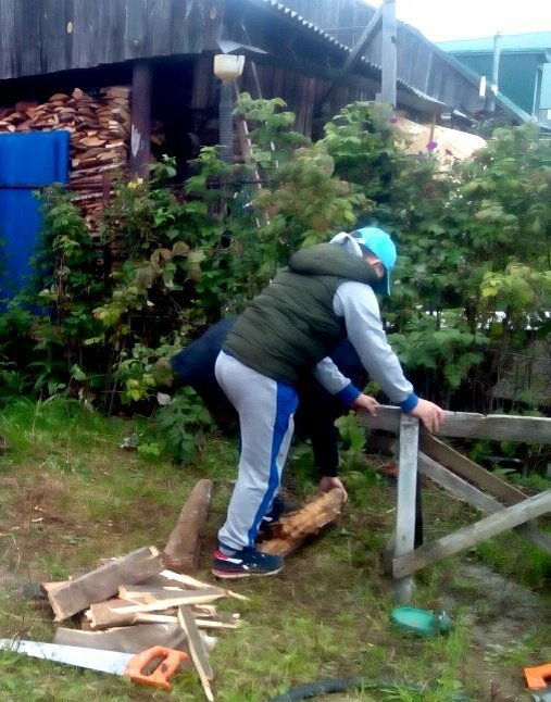 Помогают друг другу)