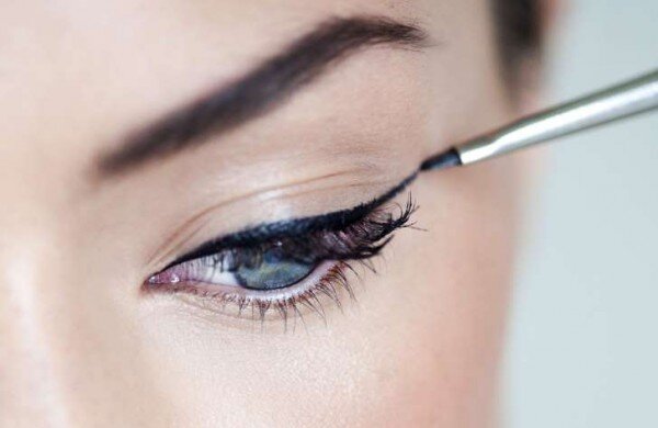 Большие глаза: линии должны быть нанесены в непосредственной близости от линии ресниц и не выходить за пределы.