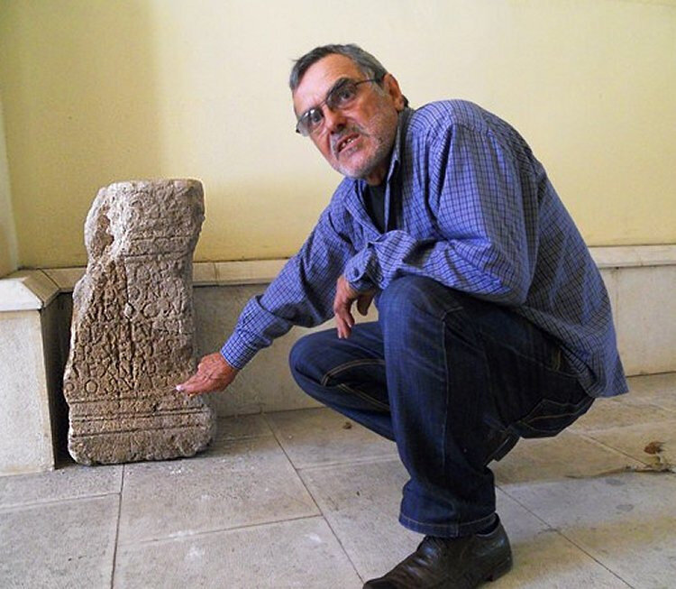 Археолог Петр Банов показывает алтарь  Поробона