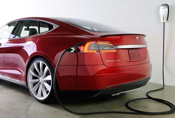 Электромобиль на зарядке