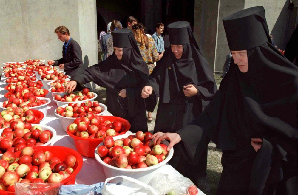 Монахини выбирают яблоки