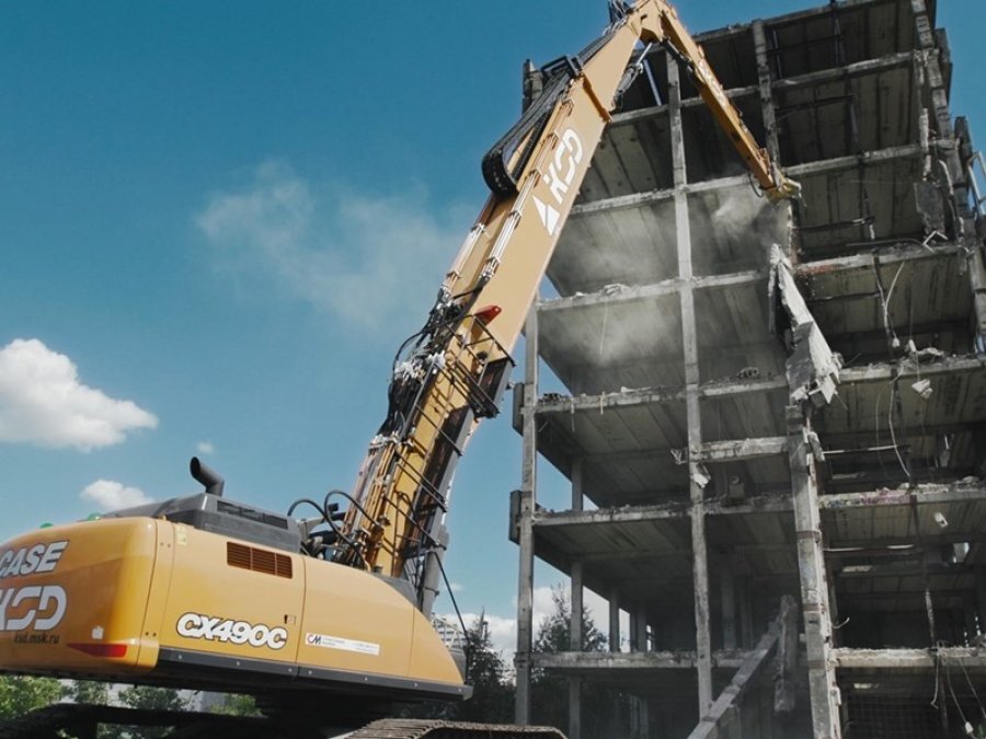 Экскаватор-новинка четыре в одном начал работать в Москве