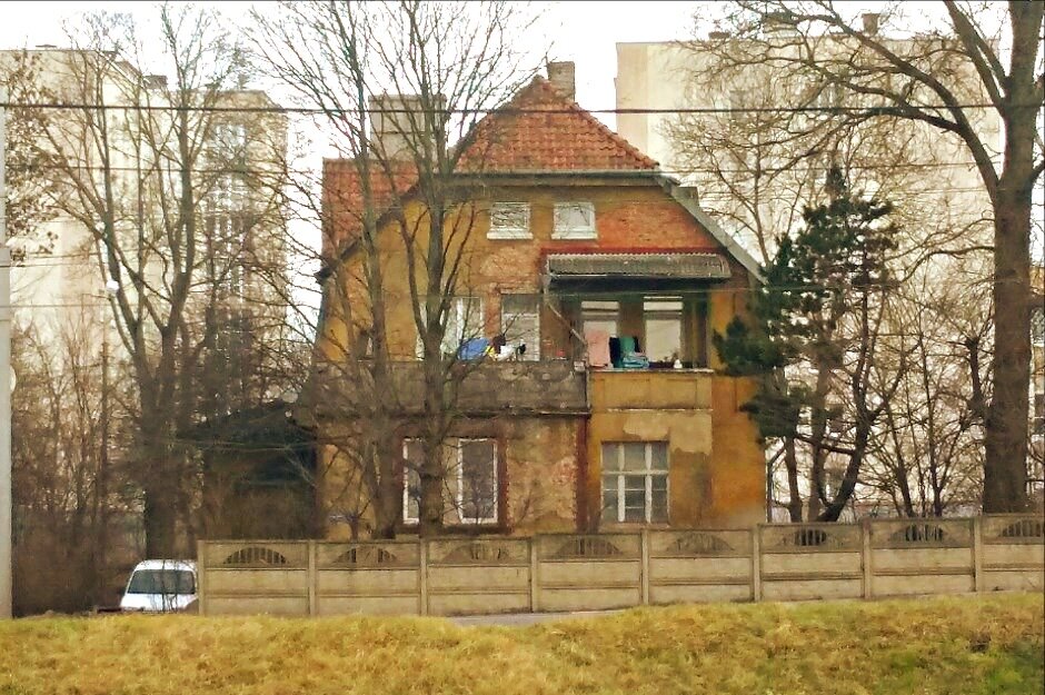 Вилла Эдит, гор. Калининград, пр-т Победы, д. 180, фото со стоянки магазина Светофор
