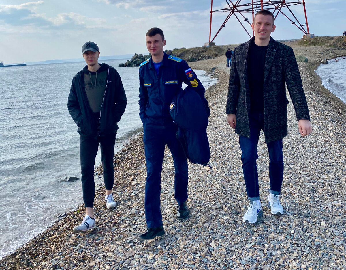 Это мои друзья и только один из них из Владивостока, фото сделано в этом городе