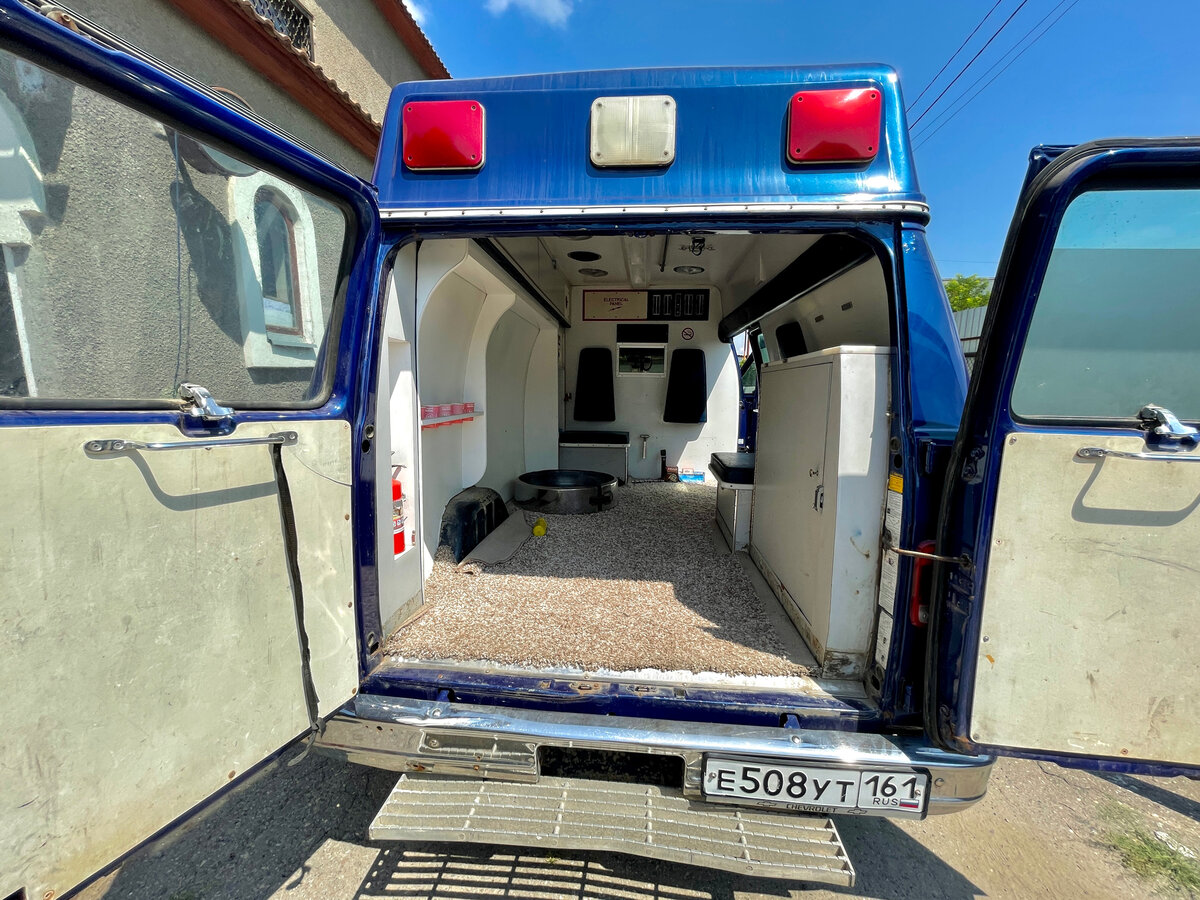 Внутри все осталось нетронуто временем