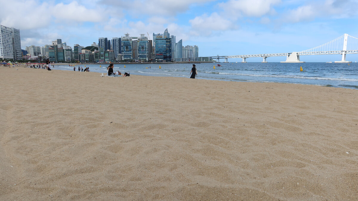 А это местный пляж, сразу по спуску с той горы