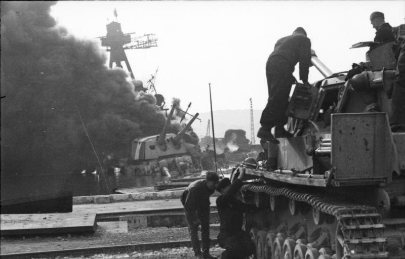 Fig. 2. 1942.11 Frankreich, Toulon, “Panzer IV”, brennende französisches schwere kreuzer mit 203-mm kanonen.