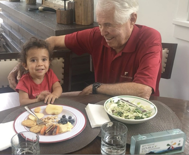 Наслаждаюсь ланчем с моей младшей внучкой, Хейзел Хани. Насыщенная питательными веществами диета и пищевые добавки помогают поддерживать быстрый рост и развитие ребенка.